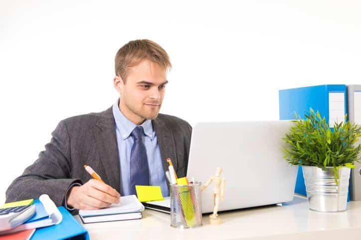 Coordonnateur de la veille stratégique travaillant dans un bureau au cours de sa carrière dans le marketing numérique.