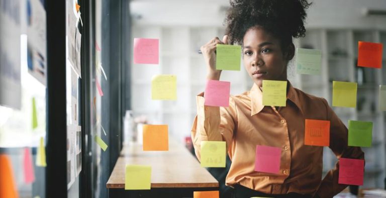 Jeune professionnel travaille sur des méthodes pour apprendre le marketing digital