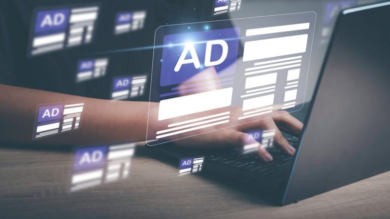 Jeune professionnel en marketing numérique qui cherche combien coute google ads