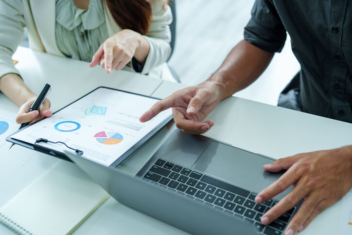 A pair of digital marketing professionals in a strategy meeting after completing their digital marketing course in Canada