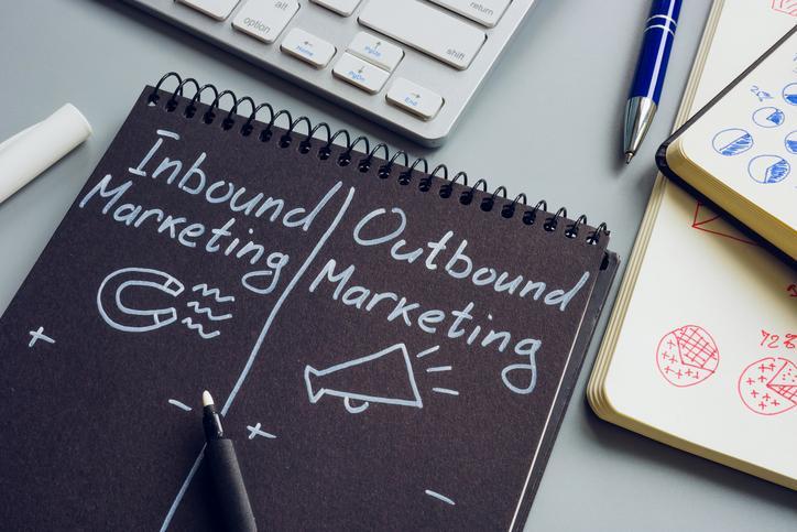 Jeune professionnel en marketing qui travaille sur une stratégie inbound marketing