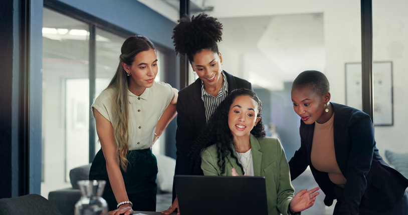 Professionnels travaillant sur la gestion des réseaux sociaux