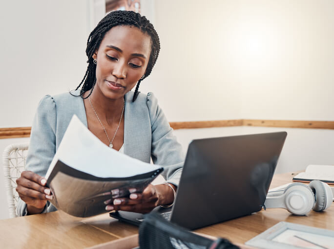 A female professional planning an online marketing strategy during her digital marketing internship