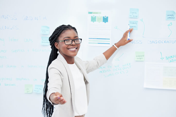 A female digital marketing professional showcasing social media marketing strategies learned during her digital marketing diploma program.